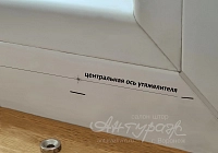 В намеченном центре расположения утяжелителя сверлим отверстие под саморез